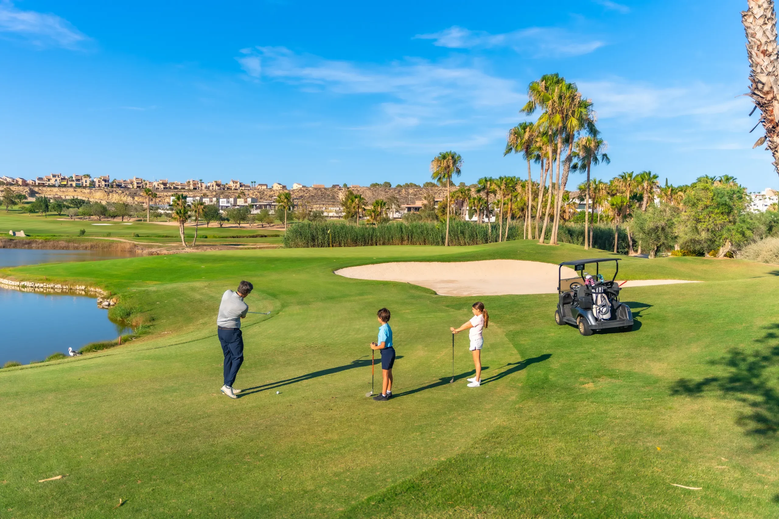 Buggy à la Palmeraie 2 instructor teaching golf two children course scaled