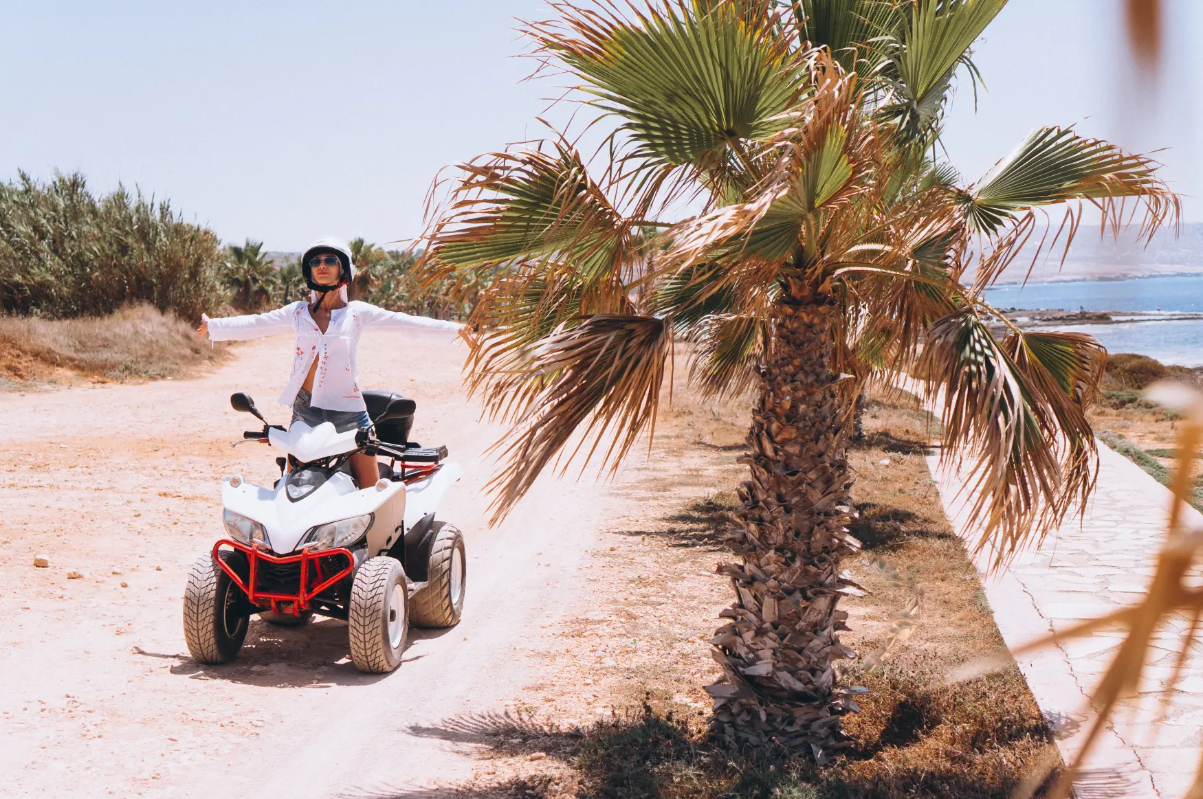 Buggy à la Palmeraie 2 woman travelling quad by th ocean